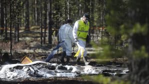 Tutkijat Juhani Lajunen (keltaisessa liivissä) ja Kalle Brusi tutkivat Jämijärven onnettomuuspaikkaa 22. huhtikuuta 2014.