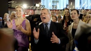 SDP:n puheenjohtaja Antti Rinne kuulee ennakkoäänten osuuden puolueen eduskuntavaalien vaalivalvojaisissa Helsingissä.