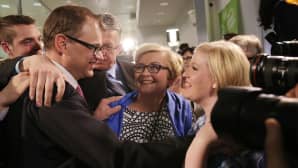 Sipilää onnitellaan.