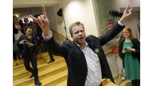 Antti Kaikkonen tuulettaa saapuessaan Keskustan eduskuntavaalien vaalivalvojaisiin Keskustan puoluetoimistolle Helsingissä.