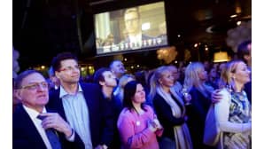 Kokoomuksen puolueväki kuuntelee puolueen vaalivalvojaisissa ravintola Maxinessa, kun puolueen puheenjohtaja Alexander Stubb puhuu Pikkuparlamentissa.