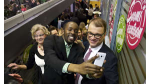 Keskustan puheenjohtaja Juha Sipilä (oik.) pääsee selfieen puolueen vaalivalvojaisissa Helsingissä.