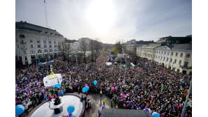 Tuhansia vapun juhlijoita juhlatunnelmissa seuraamassa Mantan lakitusta aurinkoisella Kauppatorilla Helsingissä.
