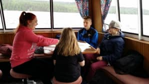 Matkustajia M/S Suomen neidolla.