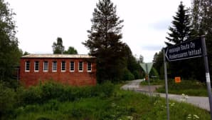 Koskensaaren tehdasalue ei näy ohikulkijoille. Ainoa vihje upeasta miljööstä on tien varressa oleva voimalaitos.