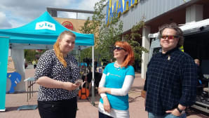 Metsä Fibre Oy:n viestintäpäällikkö Anna-Liisa Pennanen ja Yle Keski-Suomen toimittajat Minna Matintupa ja Jussi Lindroos.