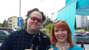 Jussi Lindroos ja Minna Matintupa kyläilevät radion kanssa Jyväskylässä.