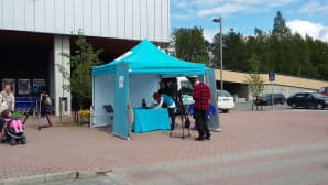 Yle Keski-Suomi asettui Äänekoskella marketin pihaan.