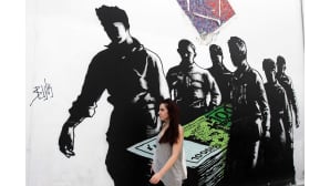 graffiti, jossa kuusi miestä kantaa euroseteliä hautaan