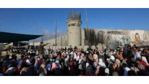 Palestiinalaisnaiset odottavat pääsyään Länsirannalta kohti Jerusalemin al-Aqsa-moskeijaa 3. heinäkuuta 2015.