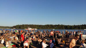 Yleisöä rannalla Ruissalossa lauantaina 4. heinäkuuta.