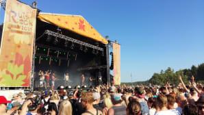Festivaalikansaa Lounalavalla lauantaina 4.7.2015.