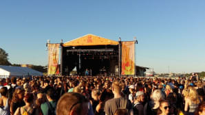Festivaalikansaa Ruisrockissa Lounalavan edustalla.