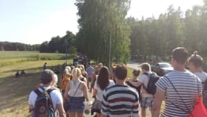Ihmisiä matkalla Ruisrockiin Ruissalon alkupäässä lauantaina 4. heinäkuuta.