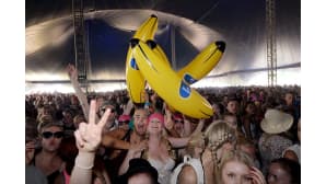 Yleisöä Antti Tuiskun keikalla Ruisrockissa.
