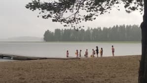 Uimakoululaisia rannalla.