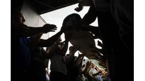 Bosnialaismiehet kantavat yhtä 136:sta haudattavasta ruumiista, joka on tunnistettu vuonna 1995 tapahtuneen Srebrenican joukkomurhan vainajaksi.