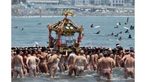 Tokiossa on vietettiin Enoshima Tenno -juhlaa 12. heinäkuuta. Kuvassa miehet kantavat Shinto-alttaria mereen.