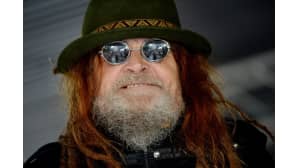 Pelle Miljoona hymyilee hieman väkinäisesti.