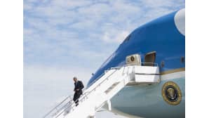 Barack Obama laskeutuu Air Force One -lentokoneestaan Pittsburghin kansainväliselle lentokentälle.