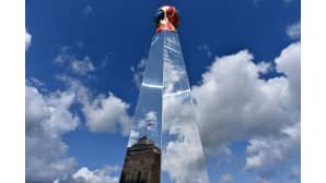 Sinistä taivasta vasten näkyy palanen Konstantinovskyn palatsia Pietarissa. Installaation on pystytetty mainostamaan vuoden 2018 jalkapallon MM-kisoja ja niiden alkulohkoarvontaa.