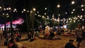 Pärnun festivaalialue on koristeltu valoin.