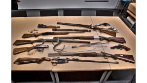 Poliisin arpajais- ja asehallinnon tallettamia vaurioituneita aseita ja niiden osia.