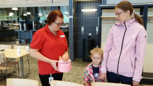 5-vuotiaan Eevan nukke saa uuden omistajan. Hätämajoituskoordinaattori Mirja Katajamäki (vas.) vie Eeva ja Hanna Pihlajamäen lahjan eteenpäin.