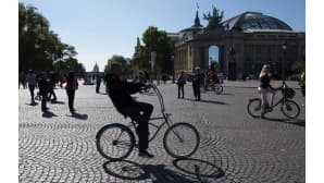 Pyöräilijöitä Champs-Élysées-kadulla Riemukaaren edustalla Pariisin autottomana päivänä.
