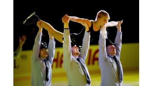 Kiira Korpi ja Seinäjoen Taitoluistelijoiden miesten muodostelmaluistelujoukkue River Bulls luistelivat kansainvälisen Finlandia Trophy -taitoluistelukilpailun avajaisnäytöksessä Espoossa.