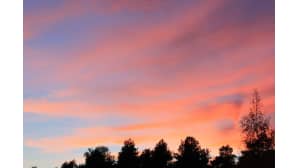 Auringon lasku Tampereen Hakametsän taivaalla.