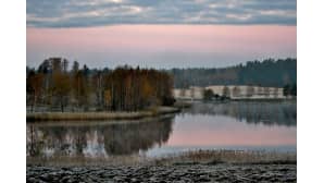 Harmaan syksyinen järvimaisema Hämeenkyröstä.