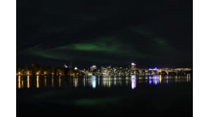 Revontulia Tampereen keskustan yllä.