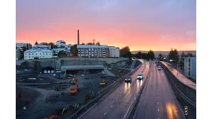 Auringonlaskun värjäämä Armonkallio ja rantatie.