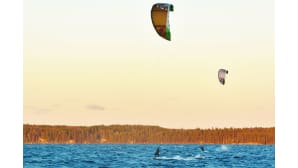 Varjoliitäjiä tuulisella Näsijärvellä.