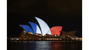 Ranskan lipun väreillä valaistu Sydneyn oopperatalo 14. marraskuuta.