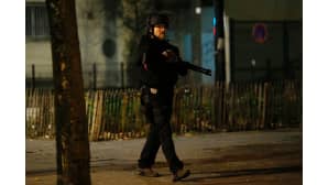 Poliisi Saint-Denis'n kaupunginosassa Pariisissa keskiviikkoaamuna.