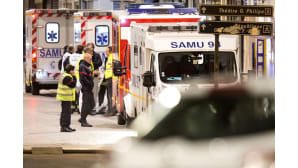 Ambulansseja Saint-Etiennen kaupunginosassa Pariisissa keskiviikkoaamuna.