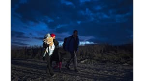 Pakolaisperhe on saapumassa rekisteröintiin ja kauttakulkuleirille Makedonian rajalla lähellä Gevgelijaa.