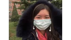 Pekingiläiset suojautuvat savusumulta hengitysmaskien avulla.