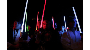 Star Wars -fanit poseerasivat The Force Awakens -elokuvan ensi-illassa