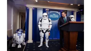 Valkoisen Talon lehdistösihteeri Josh Earnest poseerasi Tähtien sodan iskujoukkojen sotilaiden ja R2D2-droidin kanssa Valkoisessa Talossa 18. joulukuuta.