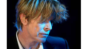 David Bowie esiintymässä Montreaux'n jazz-festivaaleilla Sveitsissä 18. heinäkuuta 2002.