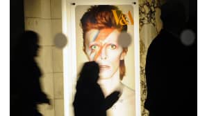Victoria&Albert -museon mainosjuliste vuonna 2013. Kyseinen David Bowie näyttely juhlisti artistin viisikymmentä vuotta kestänyttä uraa.
