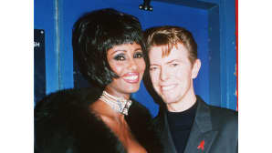 Valokuvamalli Iman ja rock-muusikko David Bowie Lontoon Wembley Arenalla maailman aids-päivänä järjestetyssä konsertissa 2. joulukuuta1993.