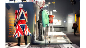 David Bowien esiintymisasuja Victoria&Albert -museossa Lontoossa vuonna 2013.