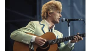 David Bowie esiintyy Göteborgissa vuonna 1983.