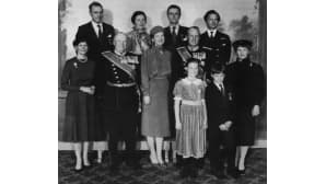Ryhmäpotretti pohjoismaisista vieraista Kunigas Haraldin kanssa vuonna 1982.