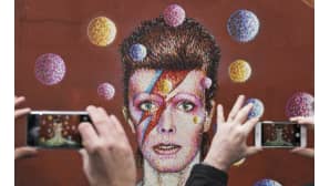 David Bowieta esittävä seinämaalaus Lontoon Brixtonissa.