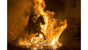 Espanjalaisen Luminarias-festivaalin aikana hevonen ja ratsastaja näyttivät taidonnäytteen tulen läpi hyppäämisestä.